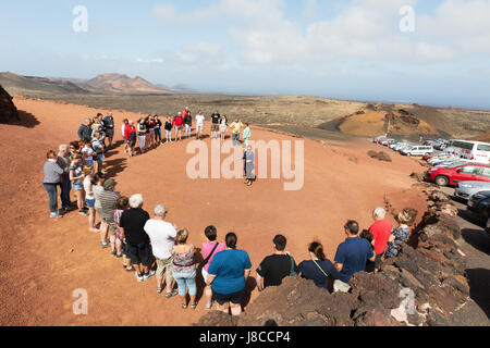 Les touristes sur une visite guidée, le Parc National de Timanfaya (Parque Nacional de Timanfaya ), Lanzarote, Îles Canaries Europe Banque D'Images