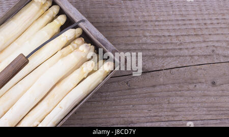 Panier avec des asperges blanches Banque D'Images