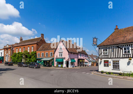 DEDHAM HIGH STREET avec de jolies maisons un salon de thé EN ROSE ET LA MARLBOROUGH HEAD INN Banque D'Images