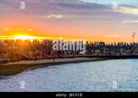 Melbourne, Australie - 28 décembre 2016 : Les gens de passer du temps sur la plage de St Kilda au coucher du soleil sur une chaude journée d'été, Victoria, Australie Banque D'Images