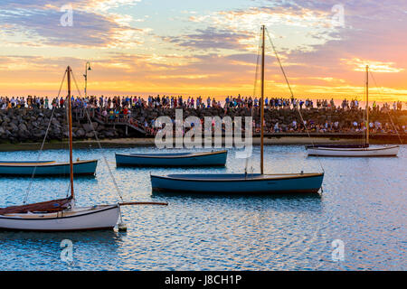 Melbourne, Australie - 28 décembre 2016 : Les gens de passer du temps sur la plage de St Kilda au coucher du soleil sur une chaude journée d'été, Victoria, Australie Banque D'Images