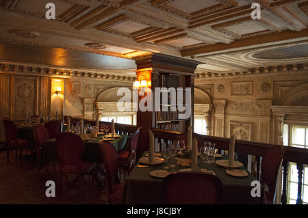 Moscou : les intérieurs de Cafe Pouchkine, un célèbre restaurant et bar ouvert en 1999 dans un bâtiment du xixe siècle de style baroque dans le centre de la ville Banque D'Images