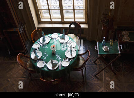 Moscou : set table dans les intérieurs de Cafe Pouchkine, un célèbre restaurant a ouvert en 1999, à l'intérieur d'un bâtiment du xixe siècle de style baroque dans le centre de la ville Banque D'Images