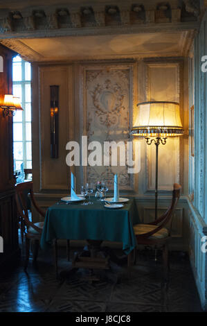 Moscou : set table dans les intérieurs de Cafe Pouchkine, un célèbre restaurant a ouvert en 1999, à l'intérieur d'un bâtiment du xixe siècle de style baroque dans le centre de la ville Banque D'Images