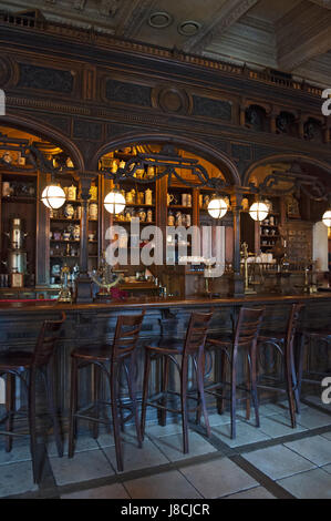 Moscou : le compteur et la pharmacie de l'hôtel Cafe Pouchkine, un célèbre restaurant et bar ouvert en 1999 dans un 19ème siècle manoir Baroque Banque D'Images