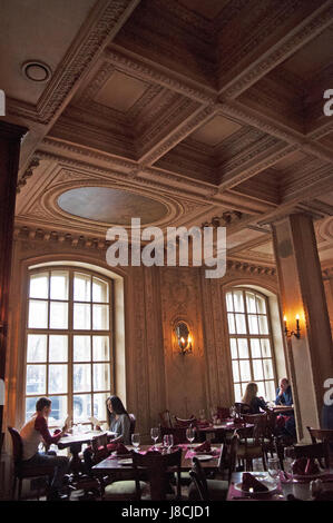 Moscou : des gens assis dans le café Pouchkine, un célèbre restaurant et bar ouvert en 1999 dans un bâtiment du xixe siècle de style baroque dans le centre de la ville Banque D'Images