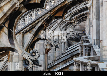 Toit de la célèbre cathédrale de Milan, Lombardie, Italie Banque D'Images