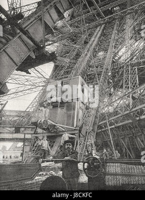 Le chemin des ascenseurs de la Tour Eiffel Banque D'Images
