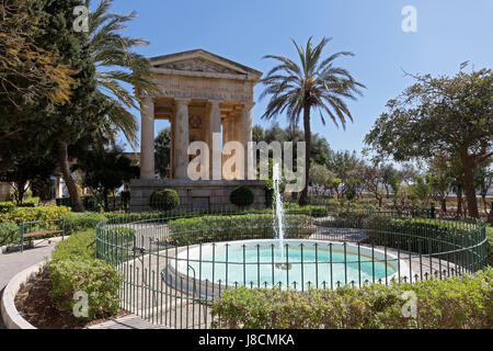 Barracca inférieur avec jardin Temple Grec, monument à Sir Alexander Ball, La Valette, Malte Banque D'Images