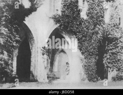 Le monastère de l'abbaye de Lacock, situé en Angleterre, a été photographié par William Henry Fox Talbot en 1844. Le travail de Talbotâ€™ est l'un des premiers exemples de techniques photographiques, offrant une perspective historique de l'architecture anglaise. Banque D'Images