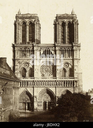 Cette image met en valeur une photographie emblématique d’Edouard Denis Baldus, connu pour sa photographie architecturale de notre Dame. Le travail de Baldus capture la grandeur et les détails des structures historiques. Banque D'Images