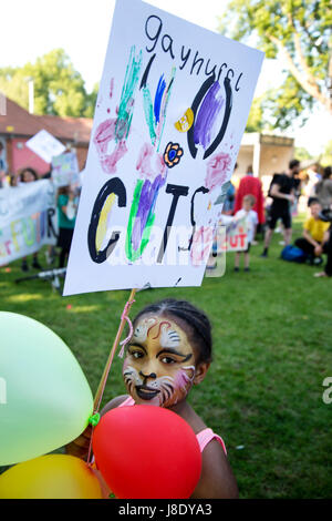 Protestation contre les plans du gouvernement de couper plus de 600 enseignants à Hackney. Un jeune tigre visage peint girl détient un écriteau disant 'Gayhurst aucune coupe' Banque D'Images