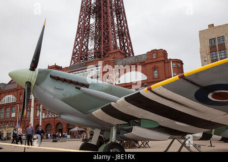 Blackpool, Fylde Coast, Lancashire, Royaume-Uni. 28 mai, 2017. Spitifre fighter, avion, ww2, avion, historique, la seconde guerre mondiale, l'Angleterre, vol, vol, vol, guerre, avions, RAF, Supermarine, bataille d'Angleterre. La vente de puces pour la charité pour aider à maintenir la Guerre Mondiale de travail rare 2 Spitfire. Basé à Lytham St Annes Centre d'avions Spitfire c'est un écran et une grande attraction touristique. Certaines personnes peuvent considérer que la vente de répliques de munitions est insensible après des semaines à Manchester. /AlamyLiveNews MediaWorldImages crédit ; Banque D'Images