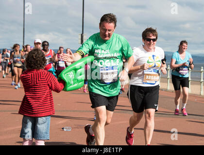 Edinburgh, Royaume-Uni. 28 mai, 2017. Dimanche 28 Mai 2017 : Édimbourg, Écosse. Festival Edinburgh Marathon. Coureurs dans le demi-marathon d'Edimbourg font leur chemin le long de la promenade Portobello ce matin, encouragés par leur famille, leurs amis et sympathisants. Crédit : Andrew O'Brien/Alamy Live News Banque D'Images