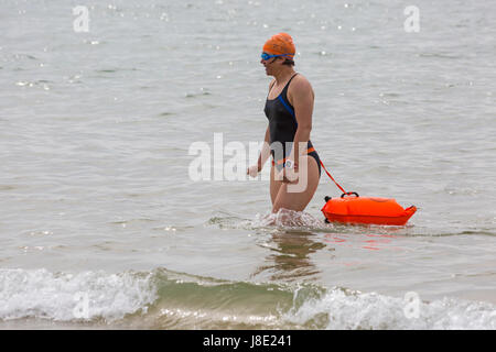 Bournemouth, Dorset, UK. 28 mai, 2017. UK : Météo des plages de Bournemouth à temps couvert, mais le soleil essaie de percer. Les visiteurs vers le bord de la tête pour tirer le meilleur de la Banque week-end de vacances. Permanent nageur dans la mer à Durley Chine. Credit : Carolyn Jenkins/Alamy Live News Banque D'Images