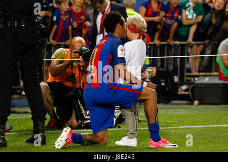 Les joueurs et leurs familles célèbrent la victoire Neymar Da Silva Santos Junior (11) joueur du FC Barcelone. Copa del Rey entre FC Barcelone vs Deportivo Alaves au stade Vicente Calderon à Madrid, Espagne, le 27 mai 2017 . Banque D'Images