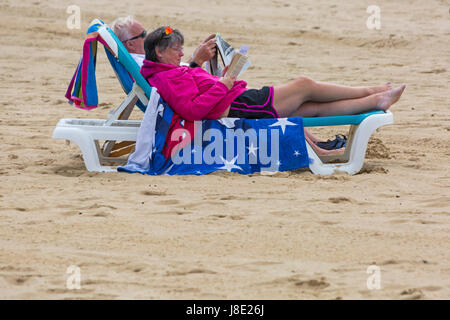 Bournemouth, Dorset, UK. 28 mai, 2017. Météo France : journée à plages de Bournemouth, en tant que visiteurs, chef de la station pour profiter au maximum de la Banque week-end de vacances. Couple au bord de la mer. Credit : Carolyn Jenkins/Alamy Live News Banque D'Images