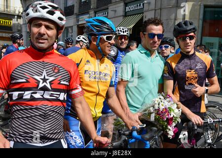 Madrid, Espagne. 28 mai, 2017. Des centaines de cyclistes ont pédalé dans le centre de Madrid pour protester contre la violence du trafic, sous le slogan "plus de cyclistes morts'. L'objectif de cette concentration est d'assurer la sécurité des cyclistes et de resserrer les sanctions des conducteurs qui ne respectent pas, surtout après les accidents des derniers jours qui ont laissé plusieurs cyclistes morts sur la route. Credit : M Ramírez/Alamy Live News Banque D'Images