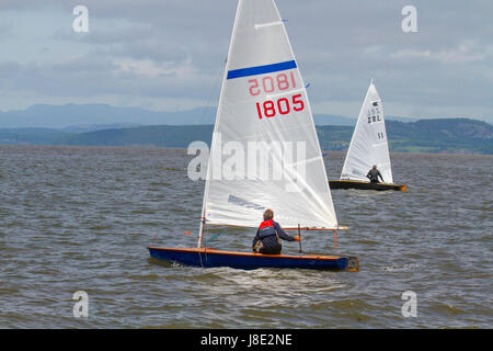Yachts voiliers dans la baie de Morecambe, Lancashire, Royaume-Uni. Mai le soleil se brise sur les marins du club de voile de la baie de Morecambe avec le district du lac en arrière-plan. Banque D'Images