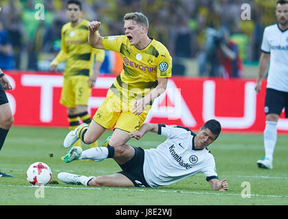 Berlin, Allemagne. 27 mai, 2017. Finale de Coupe de football 2017 allemand, Berlin, 27 mai 2017 Matthias GINTER, BVB 28 concurrence pour la balle contre Slobodan MEDOJEVIC, Fra 25 Borussia Dortmund - Eintracht Francfort 2-1 2017 Finale de Coupe de football allemand, DFB-Pokal, Berlin, Allemagne 27 Mai 2017 Crédit : Peter Schatz/Alamy Live News Banque D'Images