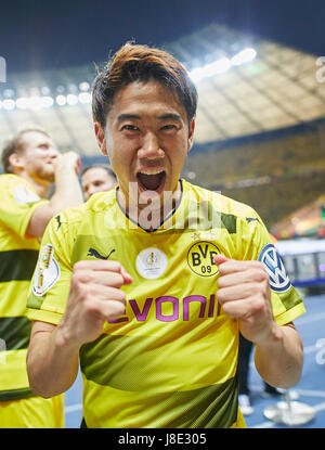 Berlin, Allemagne. 27 mai, 2017. Finale de Coupe de football 2017 allemand, Berlin, 27 mai 2017 Shinji Kagawa, BVB 23 célèbre la victoire du Borussia Dortmund - Eintracht Francfort 2-1 2017 Finale de Coupe de football allemand, DFB-Pokal, Berlin, Allemagne 27 Mai 2017 Crédit : Peter Schatz/Alamy Live News Banque D'Images