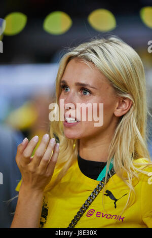 Berlin, Allemagne. 27 mai, 2017. Finale de Coupe de football 2017 allemand, Berlin, 27 mai 2017 Top-Model Scarlett GARTMANN, petite amie de Marco REUS, BVB 11 Borussia Dortmund - Eintracht Francfort 2-1 2017 Finale de Coupe de football allemand, DFB-Pokal, Berlin, Allemagne 27 Mai 2017 Crédit : Peter Schatz/Alamy Live News Banque D'Images