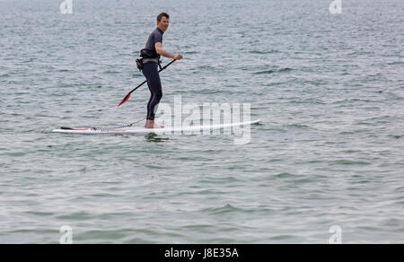 Bournemouth, Dorset, UK. 28 mai, 2017. UK : Météo des plages de Bournemouth à temps couvert, mais le soleil essaie de percer. Les visiteurs vers le bord de la tête pour tirer le meilleur de la Banque week-end de vacances. Paddleboarder Crédit : Carolyn Jenkins/Alamy Live News Banque D'Images