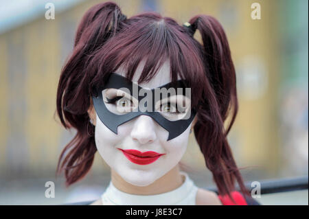 Londres, Royaume-Uni. 28 mai, 2017. Une Fille habillée en Harley Quinn de DC Comics chez MCM Comic Con qui aura lieu à exceller dans l'Est de Londres. L'événement de trois jours célèbre comic books, tv, jeux, la télévision et les films. De nombreux participants ont profité de l'occasion de s'habiller comme leurs personnages préférés. Crédit : Stephen Chung/Alamy Live News Banque D'Images