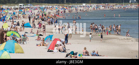 Les touristes qui cherchent le soleil remplir la plage sur la mer Baltique resort Binz sur l'île de Rügen, Allemagne, 28 mai 2017. Photo : Stefan Sauer/dpa-Zentralbild/dpa Banque D'Images