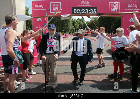 Londres, Royaume-Uni. 28 mai, 2017. La course a vu des olympiens, Frank Dobson, shooter britannique, maintenant 88, traverser la ligne sous la garde d'honneur Crédit : Paul Quezada-Neiman/Alamy Live News Banque D'Images