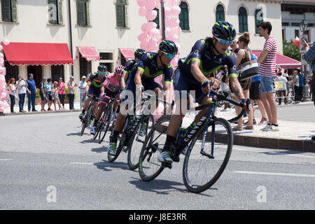 Milan, Italie. 27 mai, 2017. Nairo Quintana cycling team Movistar au Giro d'Italia 2017 Crédit : Fabrizio Malisan/Alamy Live News Banque D'Images