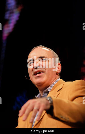 Hay Festival 2017 - Hay-on-Wye, au Pays de Galles, Royaume-Uni - mai 2017 - champion d'échecs Gary Kasparov sur scène à l'hay festival parle de son dernier livre la réflexion profonde - crédit : Steven mai/Alamy live news Banque D'Images