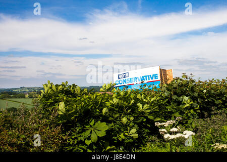 Bank Hill, Woodborough, Nottinghamshire. 28 mai 2017. Avec moins de deux semaines, jusqu'à l'élection générale BRITANNIQUE le jeudi 8 juin, un voter conservateur signe est perçu sur les terres agricoles près de la Bretagne village de Woodborogh. Credit : Mark Richardson/Alamy Live News Banque D'Images