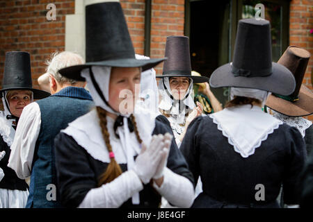 Chippenham, UK. 28 mai, 2017. Danseurs de Tipyn O Bopeth du Pays de Galles sont représentés comme ils effectuer le deuxième jour de la 2017 Chippenham Folk Festival. Le festival se déroule sur 4 jours et est considéré comme l'un des meilleurs festivals de musique folk dans le pays. Credit : lynchpics/Alamy Live News Banque D'Images