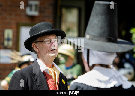 Chippenham, UK. 28 mai, 2017. Danseurs de Tipyn O Bopeth du Pays de Galles sont représentés comme ils effectuer le deuxième jour de la 2017 Chippenham Folk Festival. Le festival se déroule sur 4 jours et est considéré comme l'un des meilleurs festivals de musique folk dans le pays. Credit : lynchpics/Alamy Live News Banque D'Images