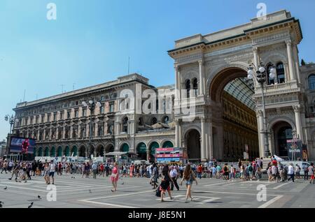 Milan, Italie. 28 mai, 2017. La 21e et dernière étape du Tour d'Italie cycliste de Monza à Milan (29.3km) se termine sur la fameuse Pizza Duomo dans le centre de Milan. Spectatutors s'imprégner de l'atmosphère animée. Crédit : Alexandre Rotenberg/Alamy Live News Banque D'Images