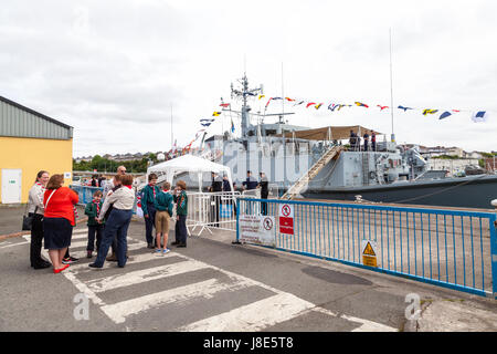 Milford Haven, UK. 28 mai 2017. Embarquement visiteurs Pembroke à HMS Milford Haven aujourd'hui. Le dragueur de mines de la Marine royale a été ouvert au public le dimanche 12:00 - 16:00. Le HMS Pembroke est une classe de Sandown, destiné au chasseur de la Marine royale. La coque et la superstructure sont construits à partir de plastique renforcé de fibre de verre (GRP). Credit : Derek Phillips/Alamy Live News Banque D'Images