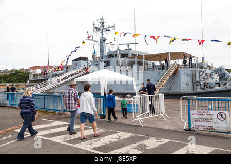 Milford Haven, UK. 28 mai 2017. Embarquement visiteurs Pembroke à HMS Milford Haven aujourd'hui. Le dragueur de mines de la Marine royale a été ouvert au public le dimanche 12:00 - 16:00. Le HMS Pembroke est une classe de Sandown, destiné au chasseur de la Marine royale. La coque et la superstructure sont construits à partir de plastique renforcé de fibre de verre (GRP). Credit : Derek Phillips/Alamy Live News Banque D'Images