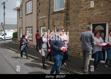 Leadgate, UK. 28 mai, 2017. Laura Pidcock, candidat du travail de North West Durham avec Angela Rayner, Shadow Secrétaire d'Etat à l'éducation et de supports de main-d'œuvre dans les campagnes Leadgate Crédit : Colin Edwards/Alamy Live News Banque D'Images