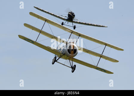 Équipe de démonstration de la Grande Guerre. Le premier spectacle aérien de Duxford en 2017 a été témoin d'un programme de vol très mitigé. Sopwith Triplan en cours de poursuite Banque D'Images