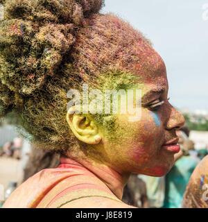 Santa Coloma de Llobregat, Catalogne, Espagne. 28 mai, 2017. Les participants de l'Holi festival 'Barcelone' couverts par poudre de couleur de la danse à la musique de Bollywood et Bhangra suivant la tradition de Hindu festival du printemps. Credit : Matthias Rickenbach/ZUMA/Alamy Fil Live News Banque D'Images