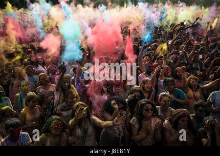 Santa Coloma de Llobregat, Catalogne, Espagne. 28 mai, 2017. Les participants de l'Holi festival 'Barcelone' jeter la poudre de couleur dans l'air en dansant à la musique de Bollywood Bhangra et suivant la tradition de Hindu festival du printemps. Credit : Matthias Rickenbach/ZUMA/Alamy Fil Live News Banque D'Images