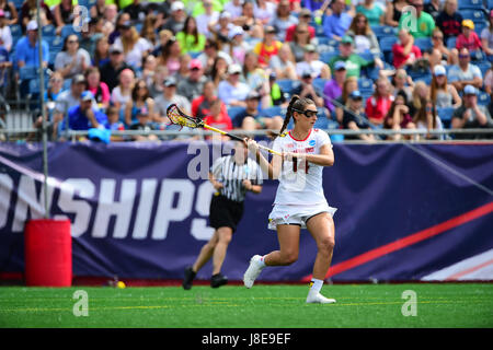 Foxborough, Massachusetts, États-Unis. 28 mai, 2017. Le Maryland Terrapins Nadine Hadnagy (14) passe le ballon à la NCAA Division I Women's Lacrosse Championship entre le Boston College Eagles et Maryland Terrapins au Stade Gillette, à Foxborough, Massachusetts, États-Unis. Les Maryland Terrapins vaincre les aigles de la Colombie-Britannique 16-13. Eric Canha/CSM/Alamy Live News Banque D'Images