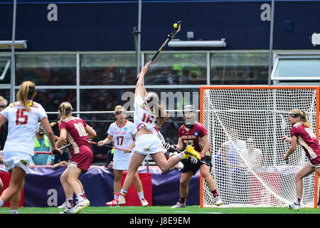 Foxborough, Massachusetts, États-Unis. 28 mai, 2017. Le Maryland Terrapins Kali Hartshorn (16) saute pour le bal au cours de la NCAA Division I Women's Lacrosse Championship entre le Boston College Eagles et Maryland Terrapins au Stade Gillette, à Foxborough, Massachusetts, États-Unis. Les Maryland Terrapins vaincre les aigles de la Colombie-Britannique 16-13. Eric Canha/CSM/Alamy Live News Banque D'Images