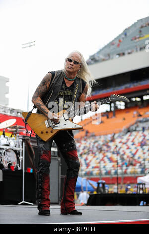 Charlotte, NC, USA. 28 mai, 2017. Lynyrd Skynyrd préformes avant que le Coca-Cola 600 à Charlotte Motor Speedway de Charlotte, NC. (Scott Kinser/Cal Sport Media) Credit : csm/Alamy Live News Banque D'Images