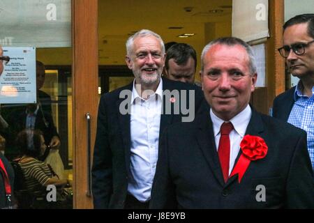 Glasgow, Ecosse, Royaume-Uni. Dimanche 28 mai 2017. Jeremy Corbyn est titulaire d'un rassemblement électoral dans les hôtels de ville de Glasgow. Son discours lors de l'événement comprenait une exposition des nouveaux talents a du travail à offrir l'électorat. Il a été accueilli par un certain nombre de militants et sympathisants comme il a quitté l'événement. © Garry Cornes / Alamy Live News Banque D'Images