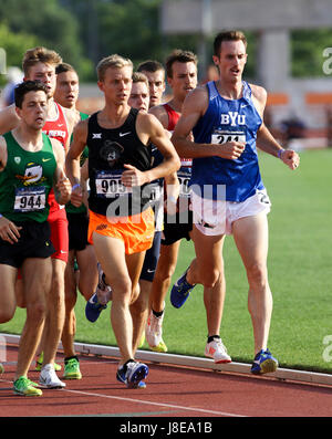 Austin, TX, USA. 27 mai, 2017. Le groupe de tête pendant le 1500 mètres tourner à la NCAA 2017 Installations d'athlétisme en préliminaire de l'Ouest à l'Université du Texas Mike A. Myers Stadium à Austin, TX. John Glaser/CSM/Alamy Live News Banque D'Images