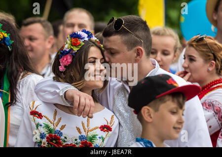 Londres, Royaume-Uni. 28 mai, 2017. Vyshyvanka annuel de mars. Des centaines d'Ukrainiens et de rallye britannique mars habillé en robe brodée national traditionnel dans la célébration de la Journée nationale Vyshyvanka. © Guy Josse/Alamy Live News Banque D'Images