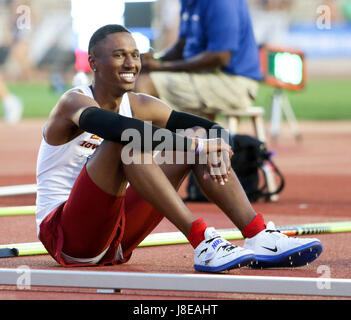 Austin, TX, USA. 27 mai, 2017. L'état de l'Iowa Jalen Ford sourire après son entraîneur l'informe qu'il est admissible au saut en hauteur pour les Championnats NCAA de Eugene, Oregon à la NCAA 2017 Installations d'athlétisme en préliminaire de l'Ouest à l'Université du Texas Mike A. Myers Stadium à Austin, TX. John Glaser/CSM/Alamy Live News Banque D'Images