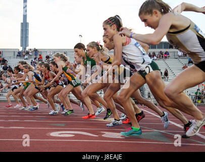 Austin, TX, USA. 27 mai, 2017. Le début de la WOMEN'S 5000 mètres exécuté lors de la NCAA 2017 Installations d'athlétisme en préliminaire de l'Ouest à l'Université du Texas Mike A. Myers Stadium à Austin, TX. John Glaser/CSM/Alamy Live News Banque D'Images